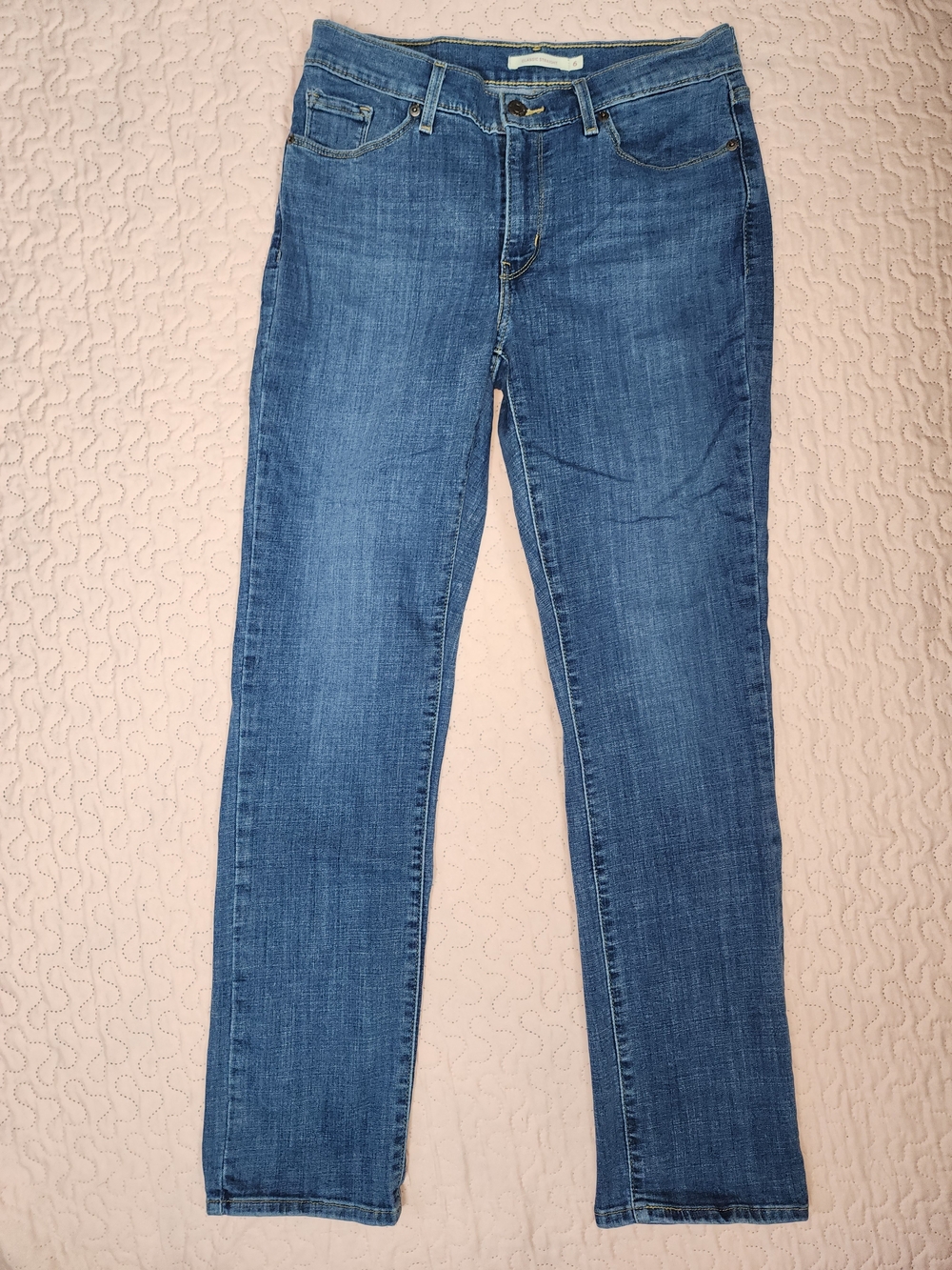 Levi's Straight Leg Women's Jeans in Medium Blue Denim